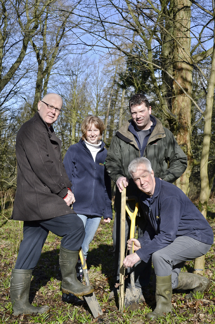 The YDMT crew and Geoff Cowley of The Hoseasons group get digging 